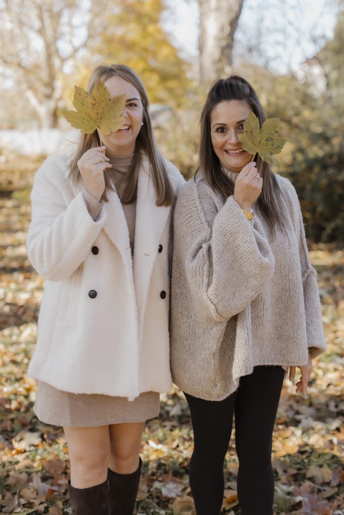 Madita und Nicole mit einem Blatt vor sich