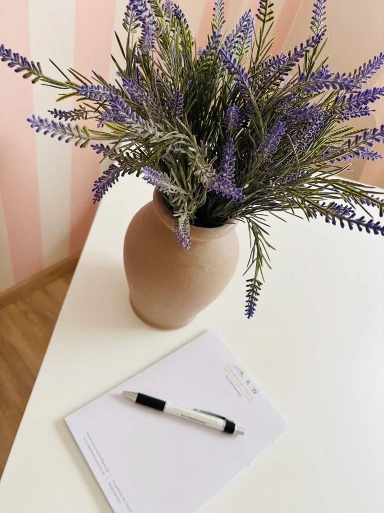Vase mit Lavendel und Notizblock