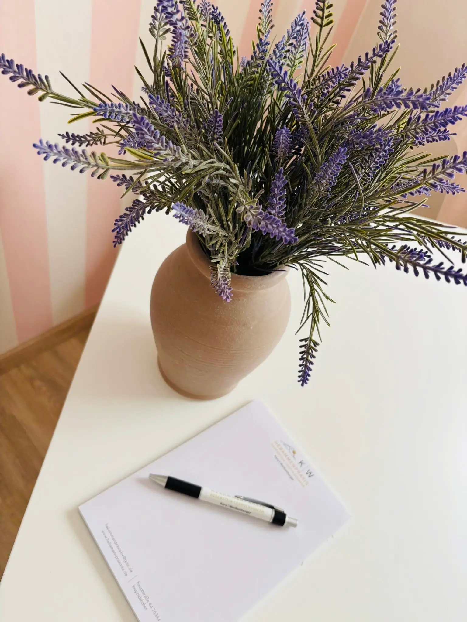 Vase mit Lavendel und Notizblock