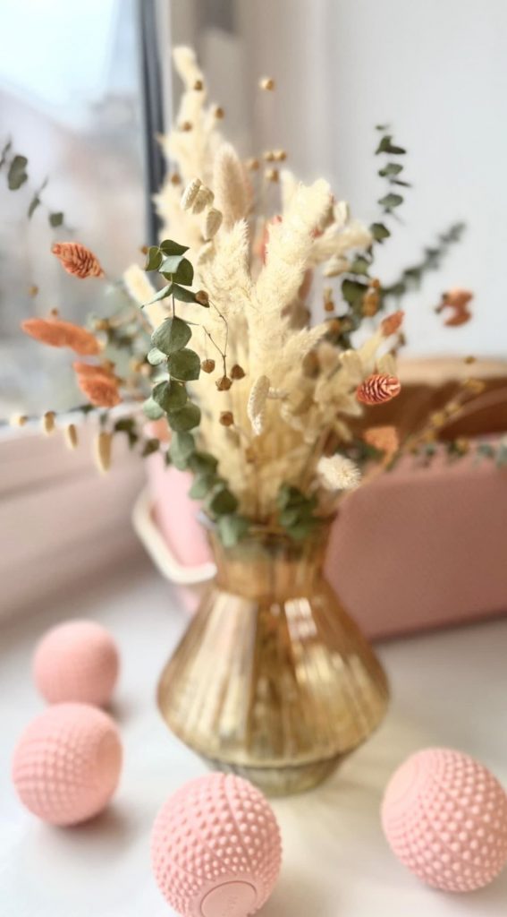 Vase mit Trockenblumen in der Praxis