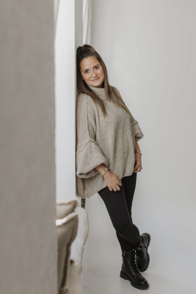 Nicole an einer Wand lehnend