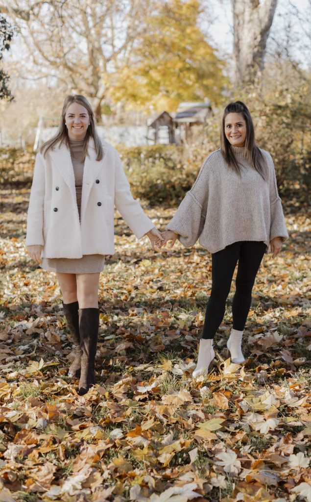 Nicole und Madita halten sich an der Hand